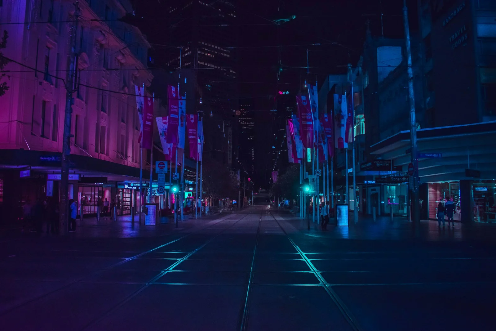 香蕉视频私人影院专题：蓝紫霓虹夜间街道摄影